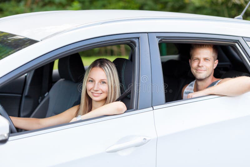 Les jeunes appréciant une promenade en voiture dans la voiture photos libres de droits