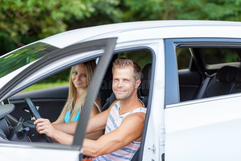 Les jeunes appréciant une promenade en voiture dans la voiture photos libres de droits
