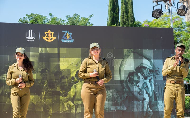Les jeunes artistes d'Israel Defense Forces Orchestra chante images libres de droits Les jeunes artistes d'Israel Defense Forces Orchestra chante images libres de droits