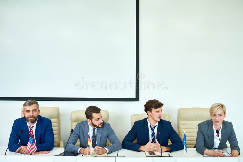 Les jeunes au cours de la discussion politique images libres de droits Les jeunes au cours de la discussion politique images libres de droits