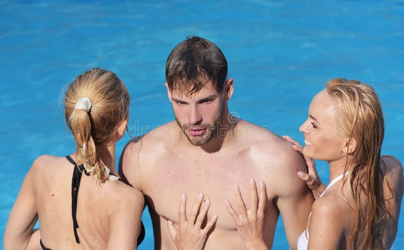 Les jeunes ayant l'amusement dans l'?t? L'eau des Maldives ou du Miami Beach Mode de vie heureux de mer Fille de beauté et homme photo libre de droits Les jeunes ayant l'amusement dans l'?t? L'eau des Maldives ou du Miami Beach Mode de vie heureux de mer Fille de beauté et homme photo libre de droits