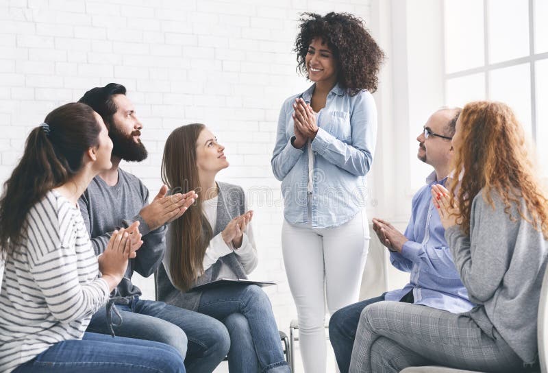 Les jeunes battant à la femme lors de la réunion de groupe de réadaptation photo libre de droits