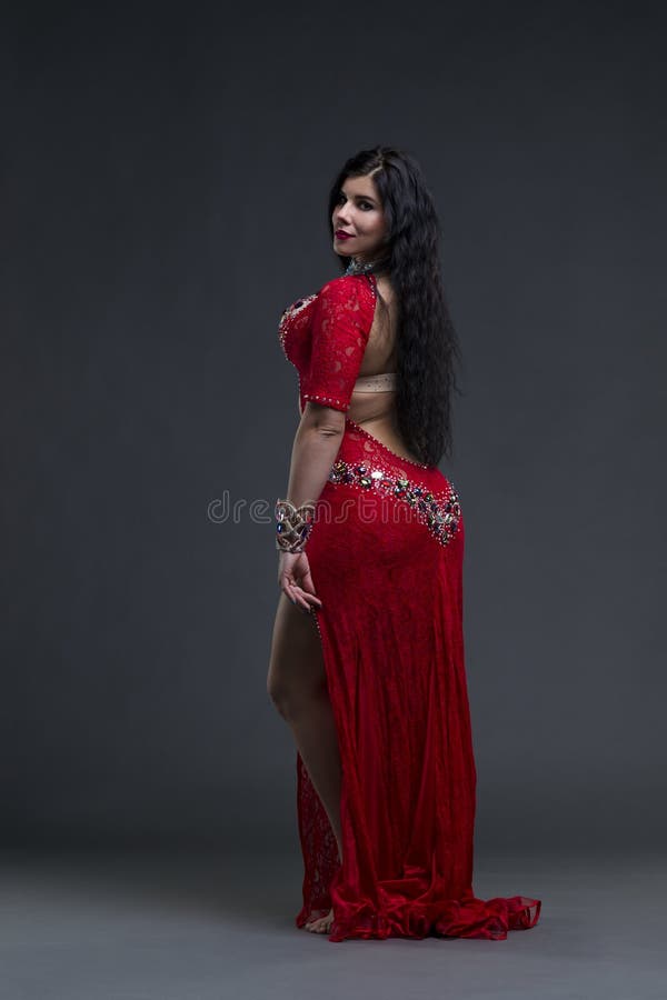 Belle Jeune Fille Dans Un Costume Rouge De Danse Orientale En Mouvement  Isolé Sur Fond Blanc Banque D'Images et Photos Libres De Droits. Image  18737081