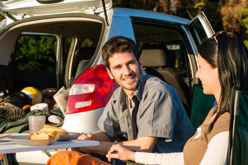 Les jeunes couples de camping-car apprécient la campagne de pique-nique image stock Les jeunes couples de camping-car apprécient la campagne de pique-nique image stock