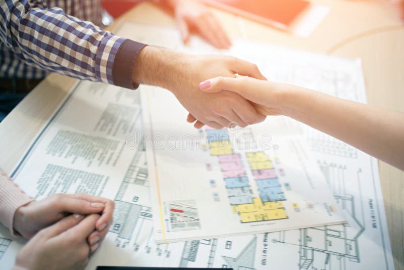 Les jeunes couples de famille achètent les immobiliers de propriété de loyer Agent donnant la consultation à l'homme et à la femm photo libre de droits Les jeunes couples de famille achètent les immobiliers de propriété de loyer Agent donnant la consultation à l'homme et à la femm photo libre de droits