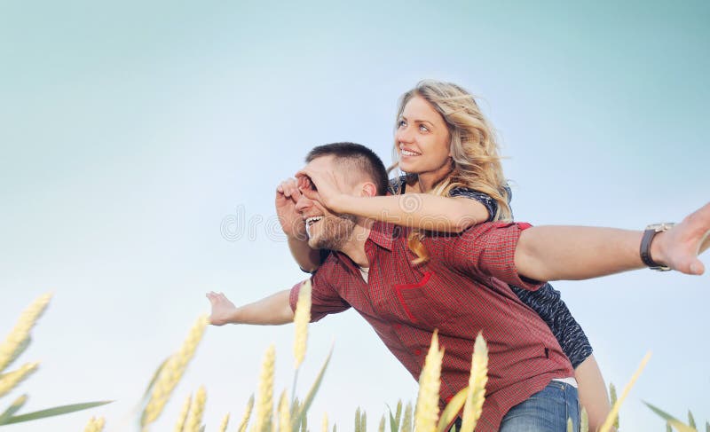 Les jeunes couples heureux ont l'amusement au champ en été, avenir heureux images libres de droits Les jeunes couples heureux ont l'amusement au champ en été, avenir heureux images libres de droits