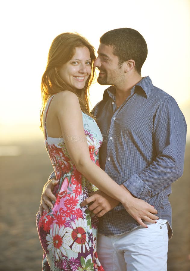 Les jeunes couples heureux ont le temps romantique sur la plage photo libre de droits