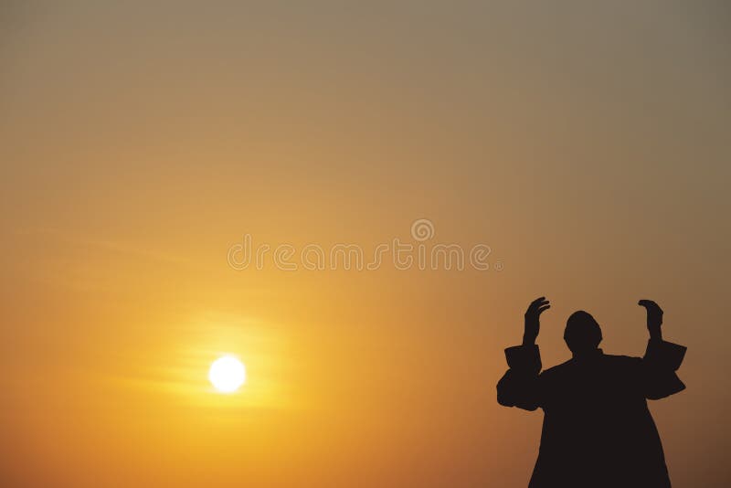 Les jeunes de musulmans prient pour Dieu Ramadan avec espoir et la rémission, l'Islam est une croyance pour la prière de cinq jou photo stock Les jeunes de musulmans prient pour Dieu Ramadan avec espoir et la rémission, l'Islam est une croyance pour la prière de cinq jou photo stock