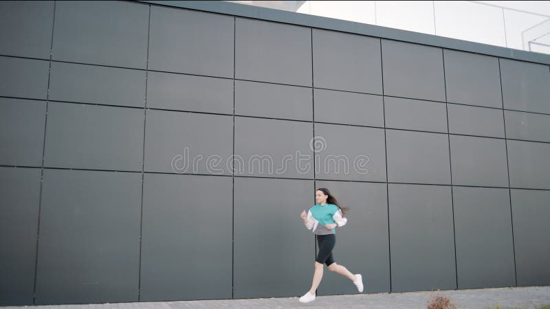 Les jeunes femmes font de l'exercice en plein air. concept course saine et exercice extérieur