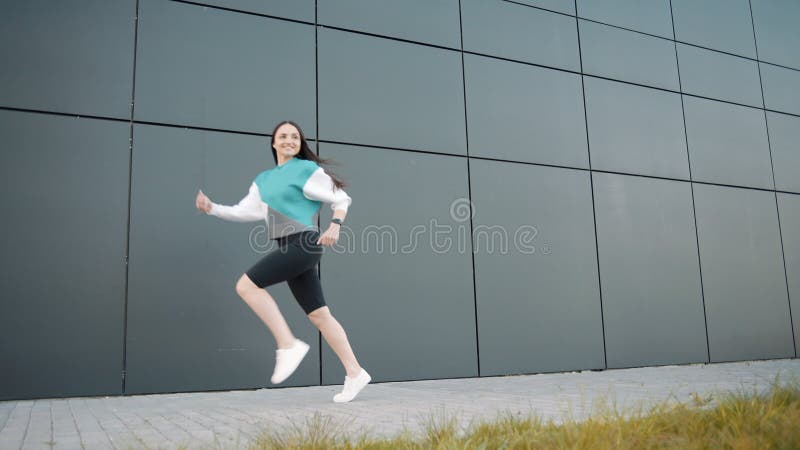 Les jeunes femmes font de l'exercice en plein air. concept course saine et exercice extérieur