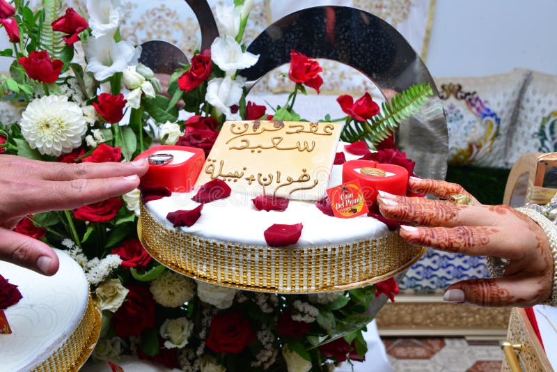La Main De La Mariee Arabe Est Tatouee Avec Le Henne Rouge Les Traditions Arabes De Mariage Photo Stock Image Du Afrique Maghreb La Main De La Mariee Arabe Est Tatouee Avec Le Henne Rouge Les Traditions Arabes De Mariage Photo Stock Image Du Afrique Maghreb