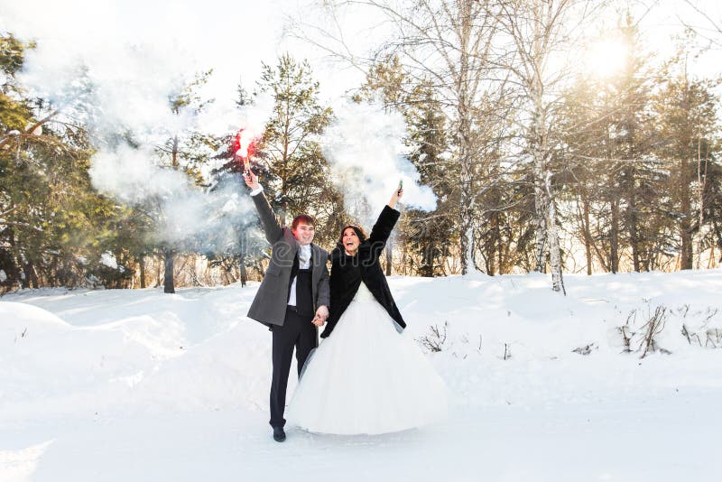 Download Les Jeunes Mariés Avec Des Bombes Fumigènes En Hiver Image stock - Image du toilettez, mains: 77157395