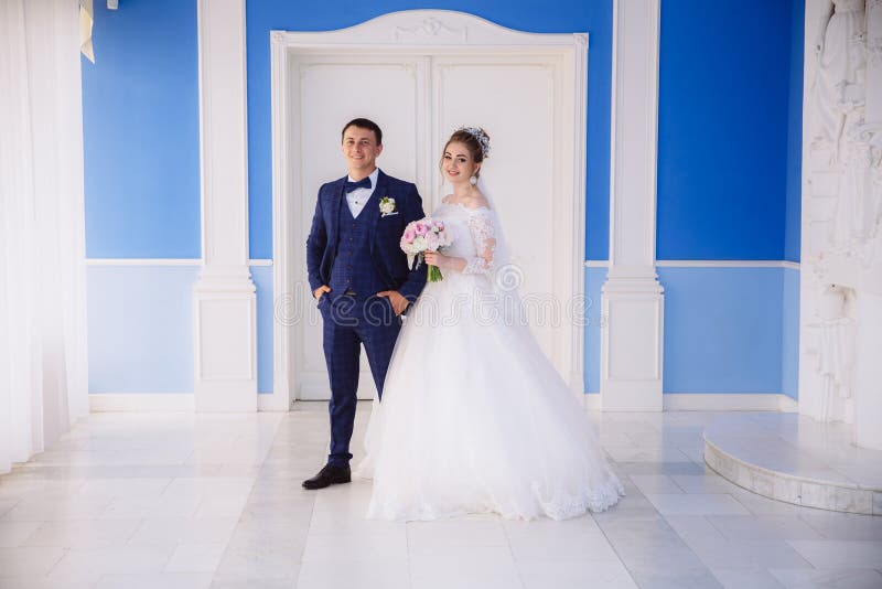 Les jeunes mariés disposent à écrire la cérémonie de mariage par le bras Ils sourient et apprécient le jour du mariage dedans photos libres de droits Les jeunes mariés disposent à écrire la cérémonie de mariage par le bras Ils sourient et apprécient le jour du mariage dedans photos libres de droits