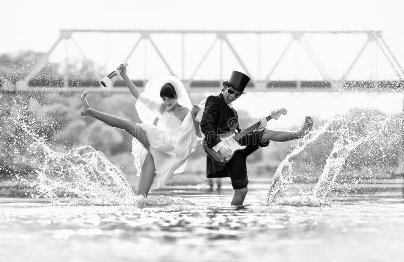 Les jeunes mariés sont heureux en rivière images stock Les jeunes mariés sont heureux en rivière images stock