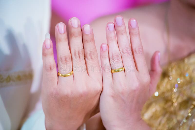 Les jeunes ménage tenir des mains, montrent l'anneau de mariage dans le jour du mariage de cérémonie photos stock Les jeunes ménage tenir des mains, montrent l'anneau de mariage dans le jour du mariage de cérémonie photos stock