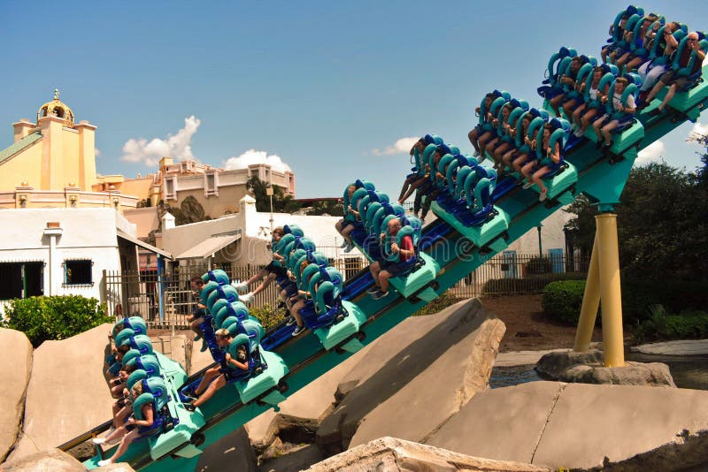 Les jeunes présentant un tunnel dans la montagne russe de Kraken chez Seaworld image libre de droits Les jeunes présentant un tunnel dans la montagne russe de Kraken chez Seaworld image libre de droits