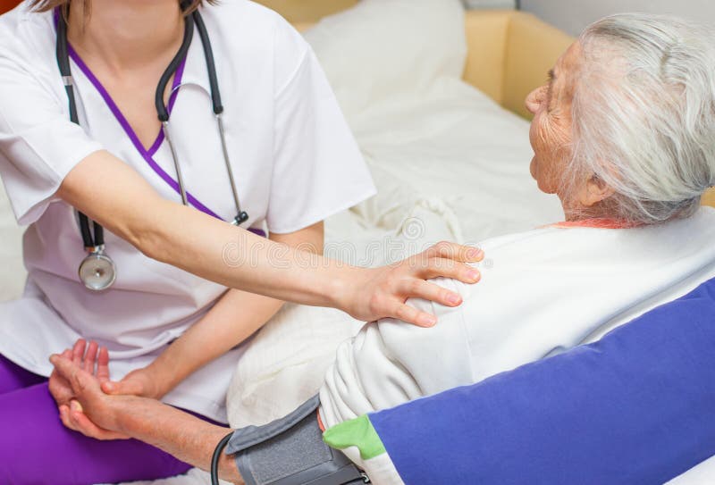 Download Les Jeunes Soignent Caregiving Une Vieille Dame Se Situant Dans Le Lit Photo stock - Image du alzheimer, démence: 45371958