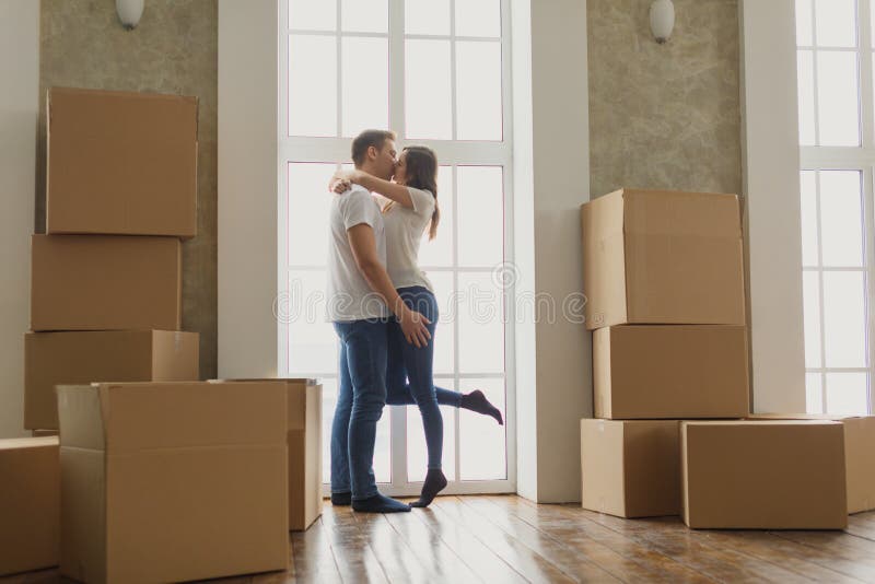Les jeunes étudiants millénaires heureux de couples entrent dans leurs premiers nouveaux propriétaires à la maison Fond blanc sim photo stock Les jeunes étudiants millénaires heureux de couples entrent dans leurs premiers nouveaux propriétaires à la maison Fond blanc sim photo stock