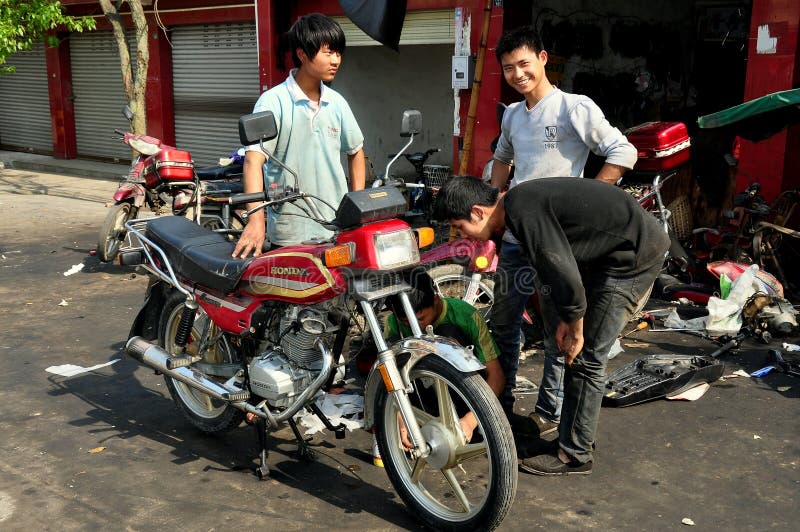 Vieille ville de Pixian, Chine : Jeunesses avec la moto images libres de droits Vieille ville de Pixian, Chine : Jeunesses avec la moto images libres de droits