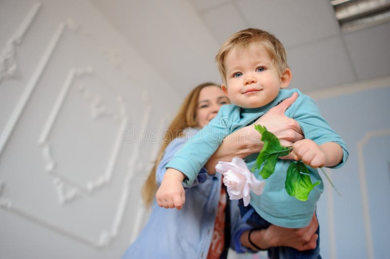 Les jeux de jeune femme avec le petit fils photo libre de droits Les jeux de jeune femme avec le petit fils photo libre de droits