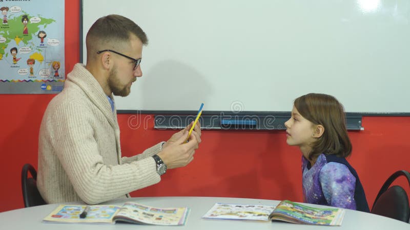Les jeux de professeur manipulent l'élève à la leçon clips vidéos