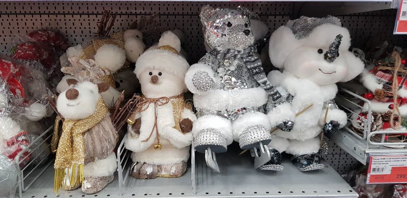 Les jouets de nouvelle année sur l'étagère de supermarché - bonhommes de neige, cerfs communs, ours photo stock Les jouets de nouvelle année sur l'étagère de supermarché - bonhommes de neige, cerfs communs, ours photo stock