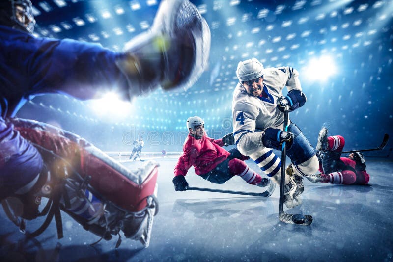 Les joueurs de hockey tire le galet et les attaques photos libres de droits Les joueurs de hockey tire le galet et les attaques photos libres de droits