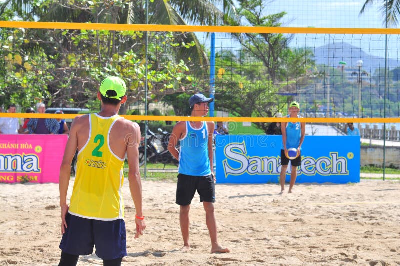Les joueurs jouent dans un match dans un tournoi de volleyball de plage dans la ville de Nha Trang photo stock Les joueurs jouent dans un match dans un tournoi de volleyball de plage dans la ville de Nha Trang photo stock