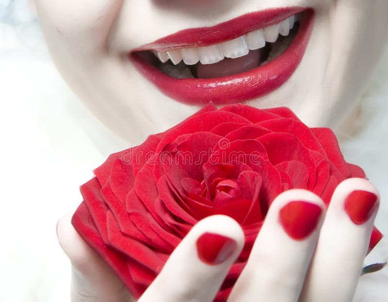 Les languettes rouges, clous et se sont levées image stock
