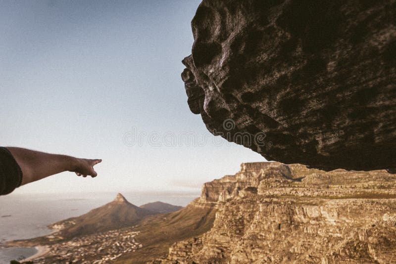 Les lions se dirigent dans la distance photographie stock libre de droits Les lions se dirigent dans la distance photographie stock libre de droits