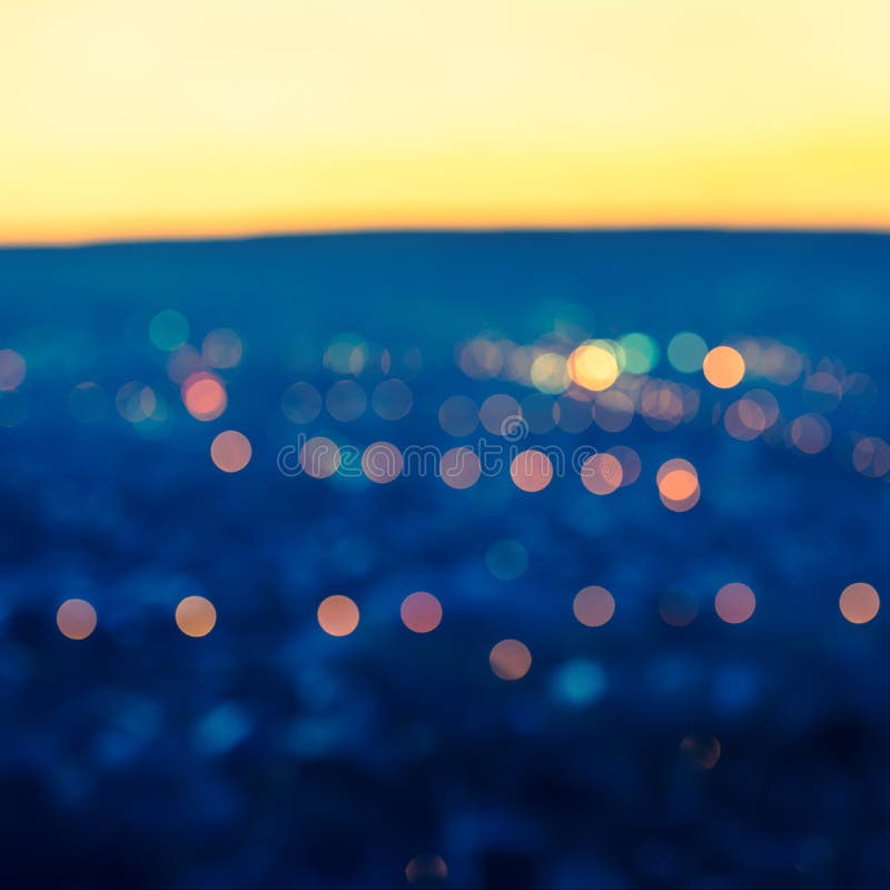 Les lumières de flou de ville soustraient l'esprit bleu de fond de bokeh circulaire photos stock Les lumières de flou de ville soustraient l'esprit bleu de fond de bokeh circulaire photos stock