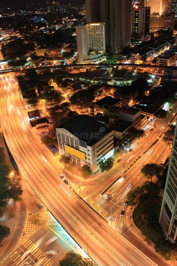Les lumières traînent dans la route occupée de carrefour en Kuala Lumpur photographie stock libre de droits Les lumières traînent dans la route occupée de carrefour en Kuala Lumpur photographie stock libre de droits