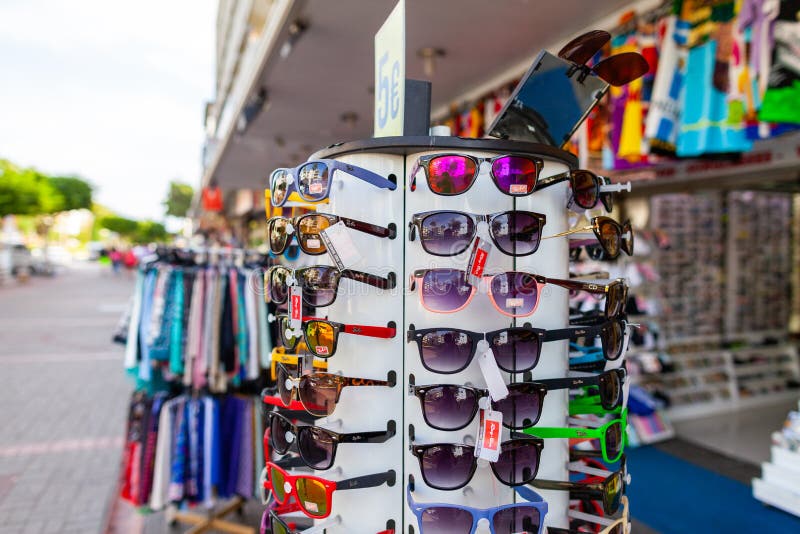 Les lunettes de soleil de Ray-Ban accrochent sur un support photo stock Les lunettes de soleil de Ray-Ban accrochent sur un support photo stock