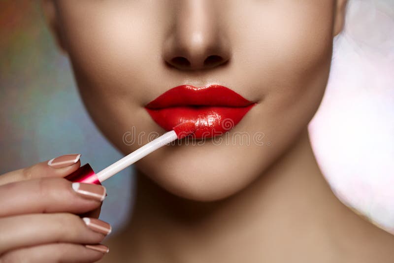 Les lèvres rouges de femme de jolie de visage dame de beauté se ferment Beau modèle photographie stock Les lèvres rouges de femme de jolie de visage dame de beauté se ferment Beau modèle photographie stock