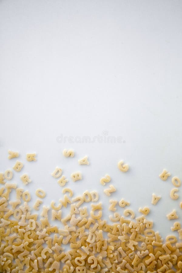 Les macaronis s'?tendent sur un fond blanc photo stock Les macaronis s'?tendent sur un fond blanc photo stock