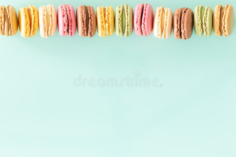 Les macarons durcissent dans des couleurs douces sur le fond/espace libre en verre en pastel pour l'inscription images stock Les macarons durcissent dans des couleurs douces sur le fond/espace libre en verre en pastel pour l'inscription images stock