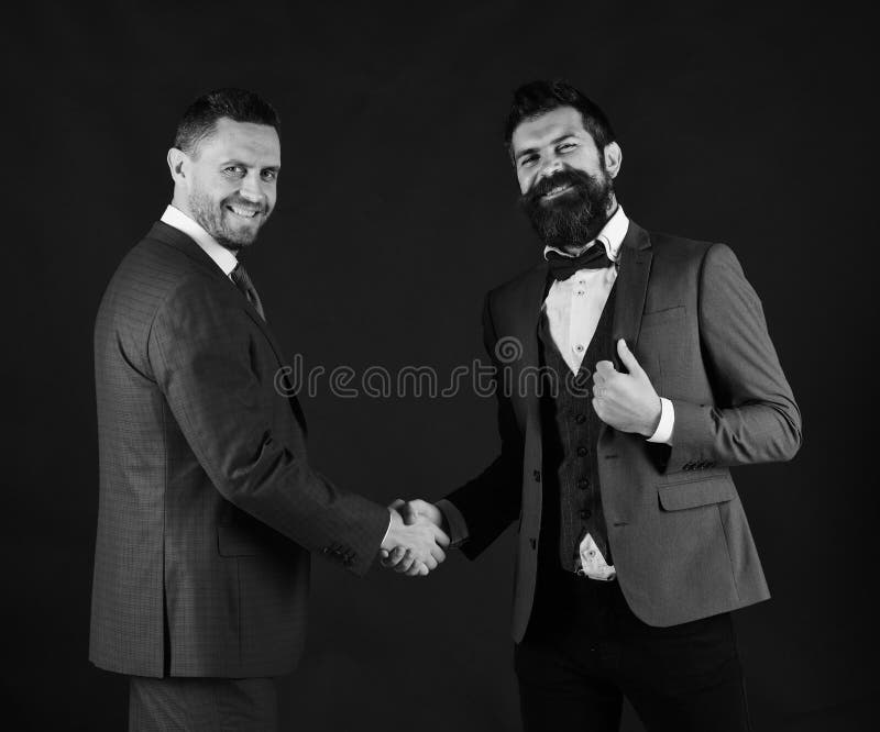 Les machos dans les costumes classiques concluent l'accord d'affaires photographie stock libre de droits Les machos dans les costumes classiques concluent l'accord d'affaires photographie stock libre de droits