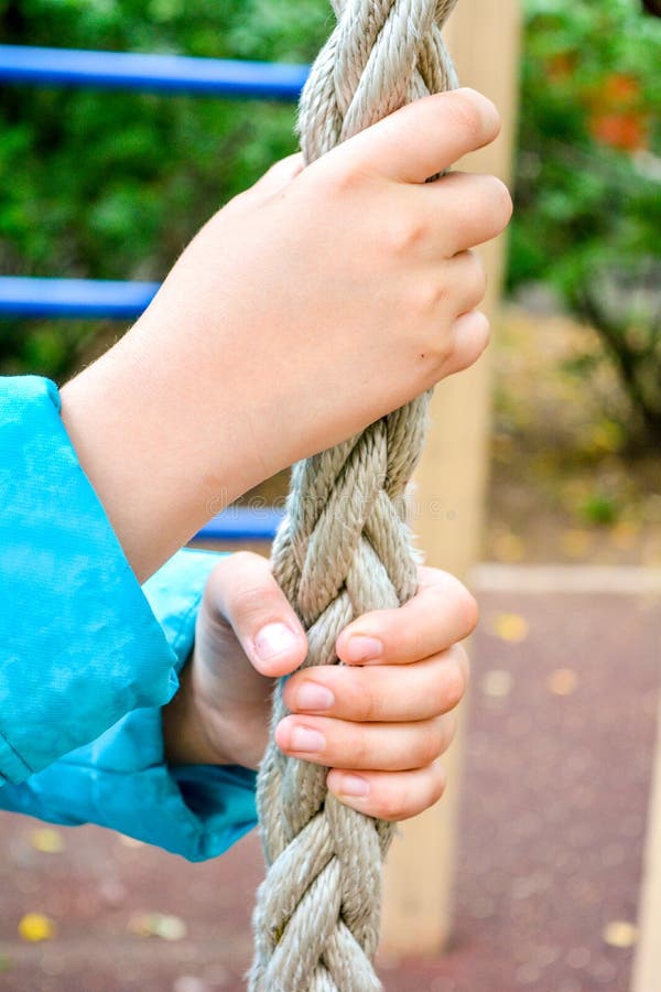 La Main D'un Homme Accroche Une Corde De Remorquage À Un Crochet