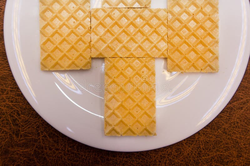 Les mains de femme préparent la gaufre pour le processus servant gaufre faite à partir de la pâte et de la pâte lisse la gaufre s photographie stock libre de droits Les mains de femme préparent la gaufre pour le processus servant gaufre faite à partir de la pâte et de la pâte lisse la gaufre s photographie stock libre de droits
