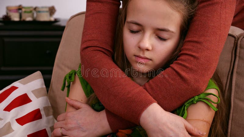Les mains de femme étreignent l'appui de offre inquiété de fille triste clips vidéos