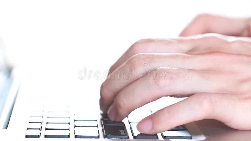 Les mains de l'homme dactylographiant sur le clavier d'ordinateur portable (vitesse rapide) banque de vidéos