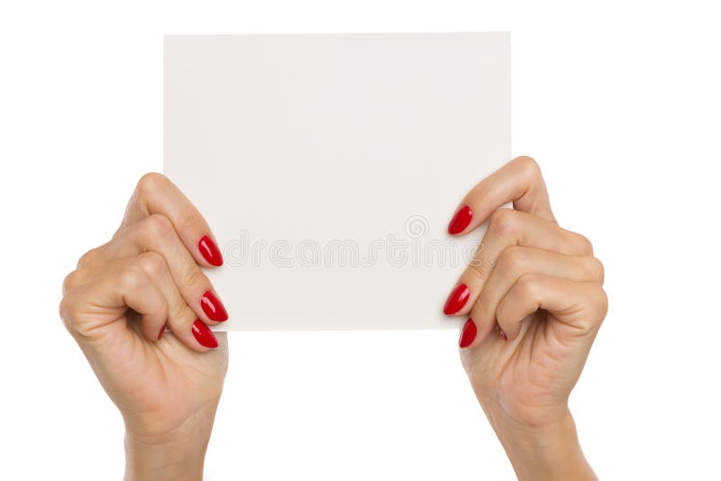 Les Mains Féminines Tiennent Une Feuille Blanche Vide De Papier A4 Sur Le  Fond D'un Tableau Blanc. Espace Libre