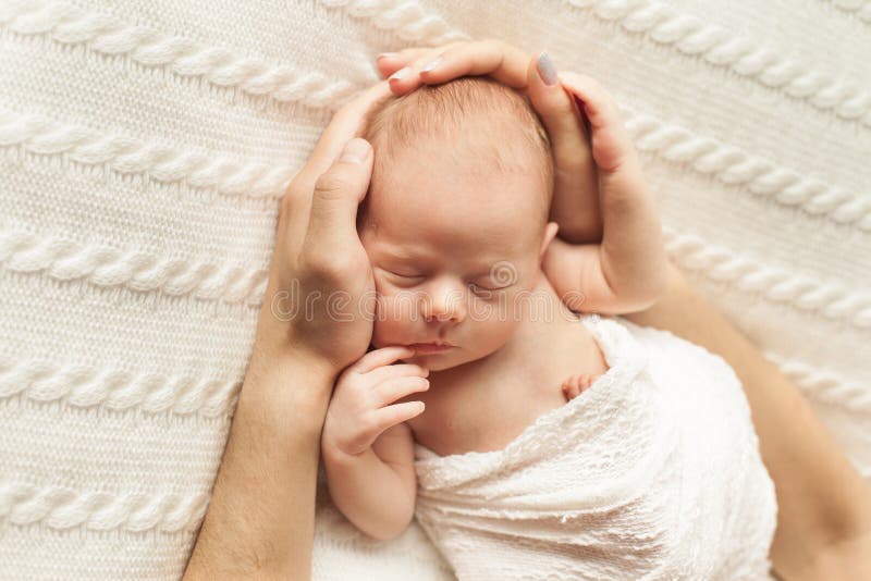 les mains de la maman et du papa tiennent la tête d'un bébé nouveau-né image libre de droits les mains de la maman et du papa tiennent la tête d'un bébé nouveau-né image libre de droits