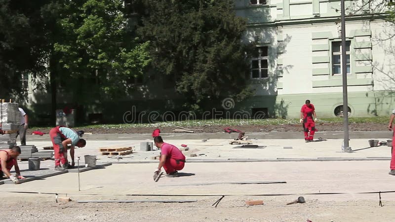 Les mains de maçons adaptent la dalle