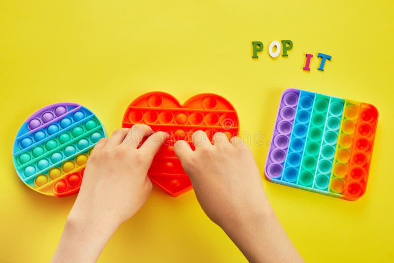 Jouet Anti-stress Coloré Fidget Push Pop Dans Les Mains De L'enfant