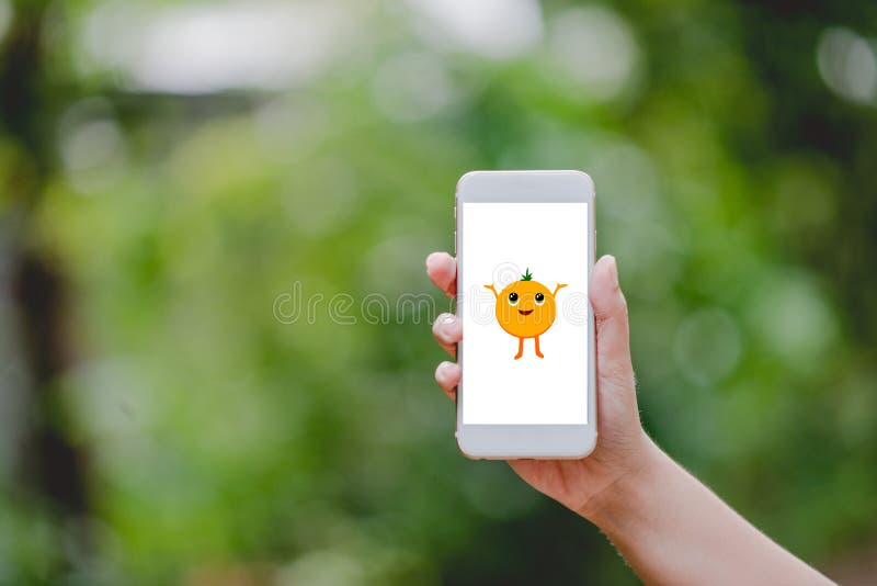 Les mains et écran orange mignon de téléphones le petit verdissent la nature Technolo photographie stock Les mains et écran orange mignon de téléphones le petit verdissent la nature Technolo photographie stock