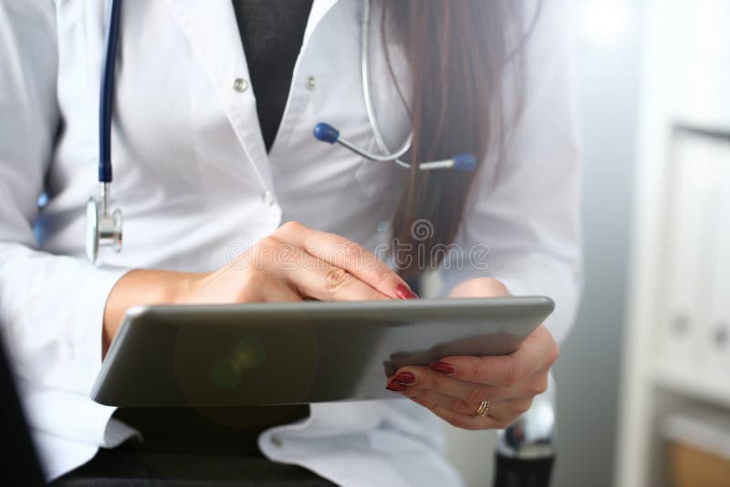 Les mains femelles de docteur se tiennent et montrer num?rique images libres de droits Les mains femelles de docteur se tiennent et montrer num?rique images libres de droits
