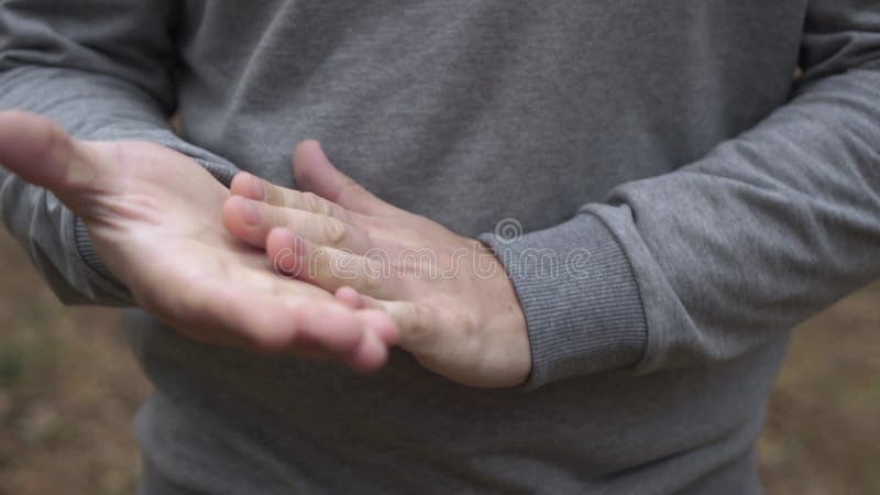 Les mains masculines se frottent un geste de réchauffement ou de soucis. gros plan des jeunes mains masculines