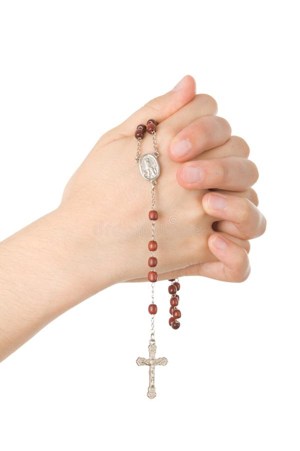 Les mains se sont fermées dans la prière avec un rosaire photo libre de droits