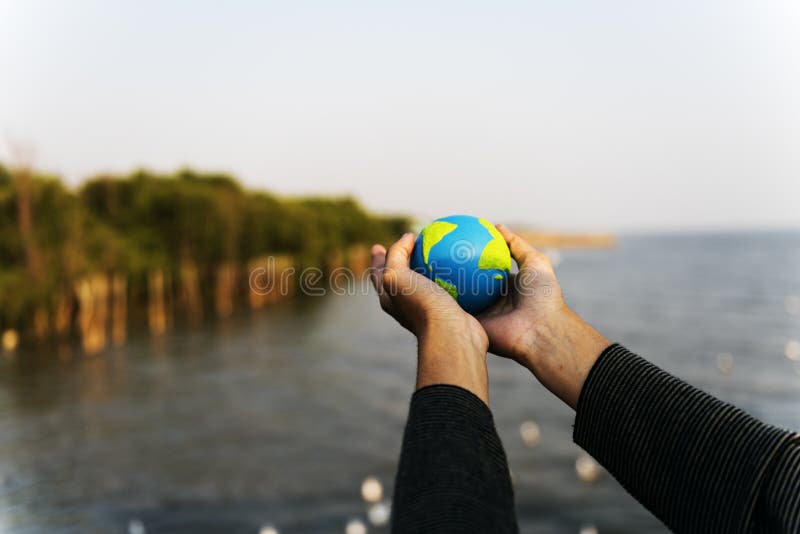 Les mains tiennent l'écologie verte globale d'environnement image stock Les mains tiennent l'écologie verte globale d'environnement image stock